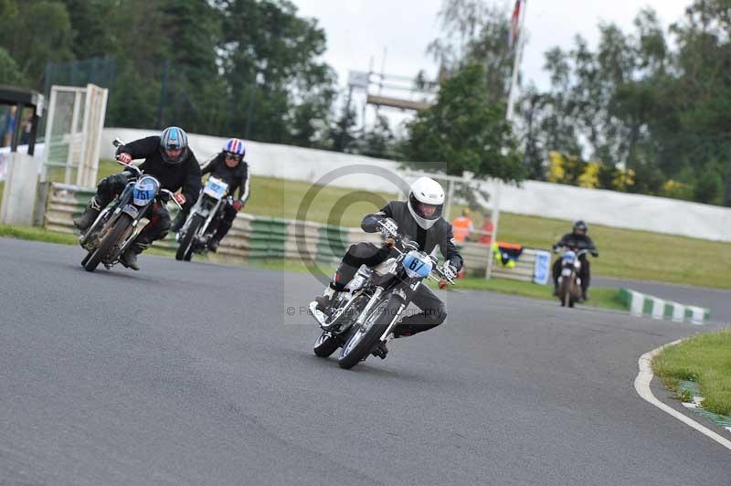 Mallory park Leicestershire;Mallory park photographs;Motorcycle action photographs;classic bikes;event digital images;eventdigitalimages;mallory park;no limits trackday;peter wileman photography;vintage bikes;vintage motorcycles;vmcc festival 1000 bikes