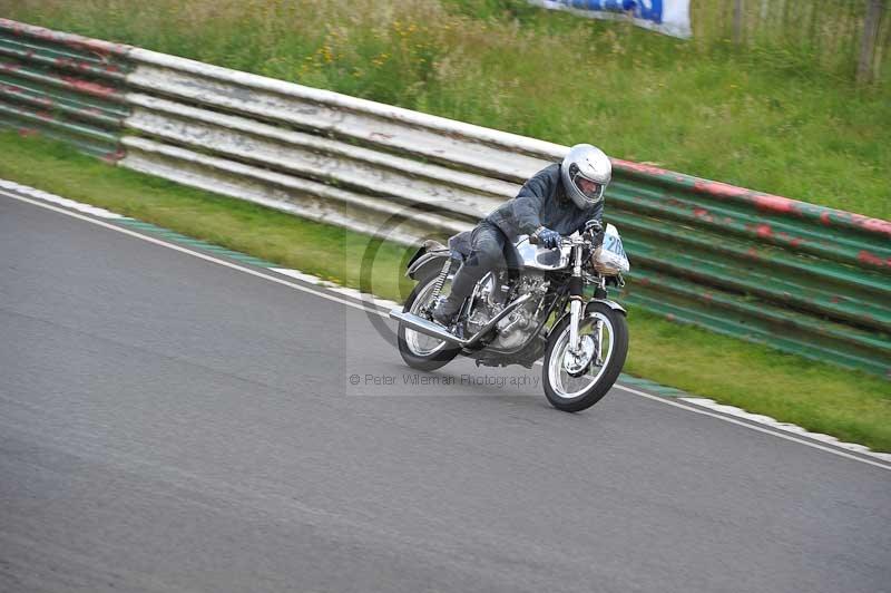 Mallory park Leicestershire;Mallory park photographs;Motorcycle action photographs;classic bikes;event digital images;eventdigitalimages;mallory park;no limits trackday;peter wileman photography;vintage bikes;vintage motorcycles;vmcc festival 1000 bikes