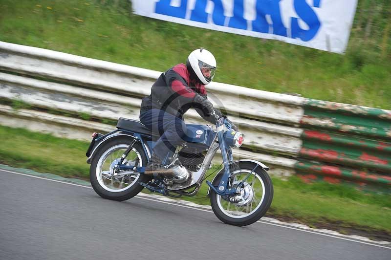 Mallory park Leicestershire;Mallory park photographs;Motorcycle action photographs;classic bikes;event digital images;eventdigitalimages;mallory park;no limits trackday;peter wileman photography;vintage bikes;vintage motorcycles;vmcc festival 1000 bikes