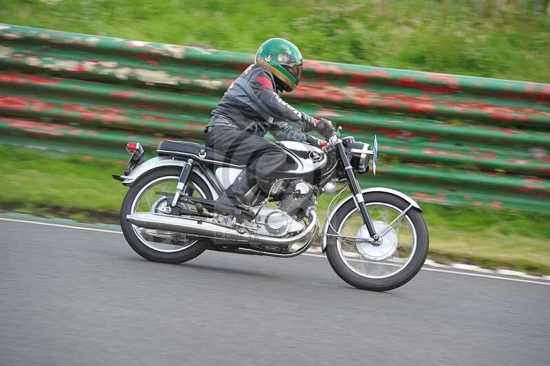 Mallory park Leicestershire;Mallory park photographs;Motorcycle action photographs;classic bikes;event digital images;eventdigitalimages;mallory park;no limits trackday;peter wileman photography;vintage bikes;vintage motorcycles;vmcc festival 1000 bikes