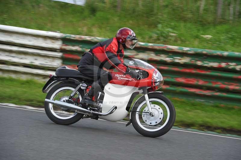 Mallory park Leicestershire;Mallory park photographs;Motorcycle action photographs;classic bikes;event digital images;eventdigitalimages;mallory park;no limits trackday;peter wileman photography;vintage bikes;vintage motorcycles;vmcc festival 1000 bikes