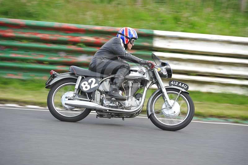 Mallory park Leicestershire;Mallory park photographs;Motorcycle action photographs;classic bikes;event digital images;eventdigitalimages;mallory park;no limits trackday;peter wileman photography;vintage bikes;vintage motorcycles;vmcc festival 1000 bikes