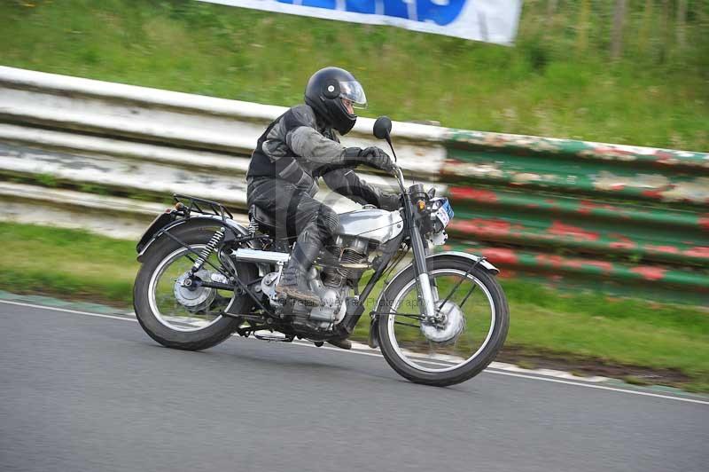 Mallory park Leicestershire;Mallory park photographs;Motorcycle action photographs;classic bikes;event digital images;eventdigitalimages;mallory park;no limits trackday;peter wileman photography;vintage bikes;vintage motorcycles;vmcc festival 1000 bikes