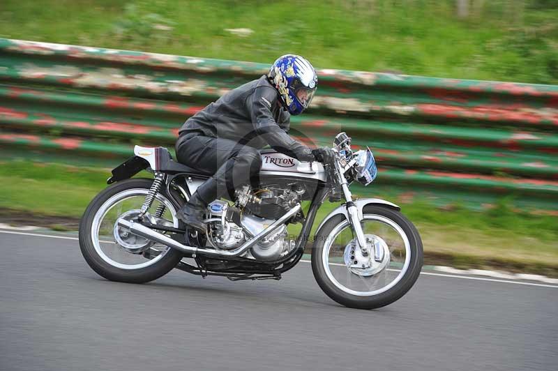 Mallory park Leicestershire;Mallory park photographs;Motorcycle action photographs;classic bikes;event digital images;eventdigitalimages;mallory park;no limits trackday;peter wileman photography;vintage bikes;vintage motorcycles;vmcc festival 1000 bikes