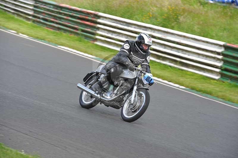 Mallory park Leicestershire;Mallory park photographs;Motorcycle action photographs;classic bikes;event digital images;eventdigitalimages;mallory park;no limits trackday;peter wileman photography;vintage bikes;vintage motorcycles;vmcc festival 1000 bikes