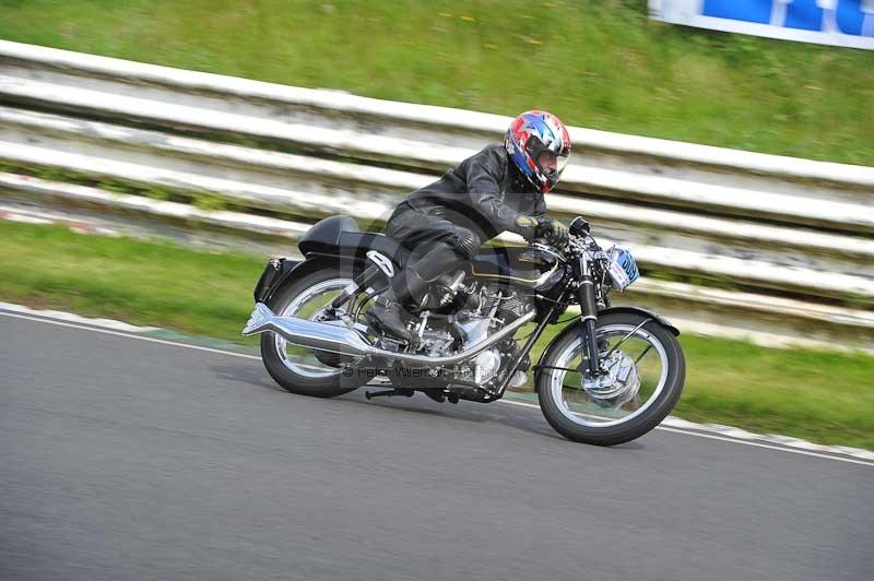 Mallory park Leicestershire;Mallory park photographs;Motorcycle action photographs;classic bikes;event digital images;eventdigitalimages;mallory park;no limits trackday;peter wileman photography;vintage bikes;vintage motorcycles;vmcc festival 1000 bikes