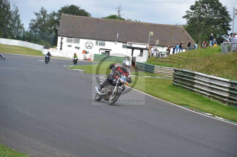 Mallory park Leicestershire;Mallory park photographs;Motorcycle action photographs;classic bikes;event digital images;eventdigitalimages;mallory park;no limits trackday;peter wileman photography;vintage bikes;vintage motorcycles;vmcc festival 1000 bikes