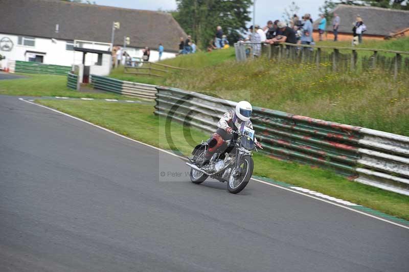 Mallory park Leicestershire;Mallory park photographs;Motorcycle action photographs;classic bikes;event digital images;eventdigitalimages;mallory park;no limits trackday;peter wileman photography;vintage bikes;vintage motorcycles;vmcc festival 1000 bikes