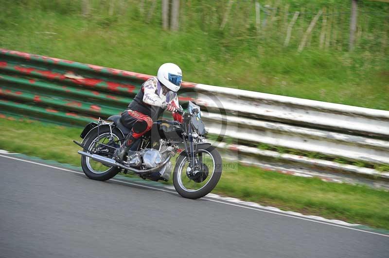 Mallory park Leicestershire;Mallory park photographs;Motorcycle action photographs;classic bikes;event digital images;eventdigitalimages;mallory park;no limits trackday;peter wileman photography;vintage bikes;vintage motorcycles;vmcc festival 1000 bikes