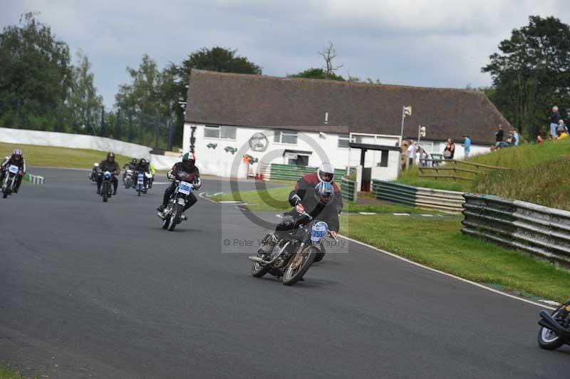 Mallory park Leicestershire;Mallory park photographs;Motorcycle action photographs;classic bikes;event digital images;eventdigitalimages;mallory park;no limits trackday;peter wileman photography;vintage bikes;vintage motorcycles;vmcc festival 1000 bikes