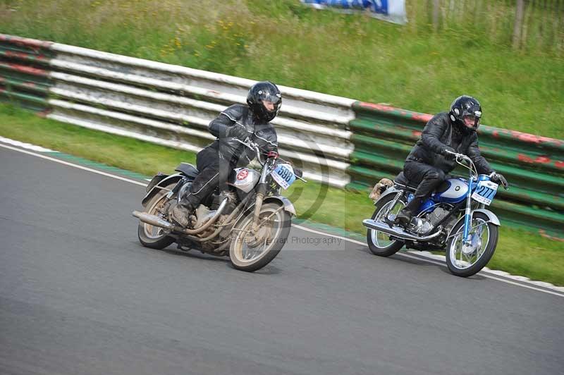 Mallory park Leicestershire;Mallory park photographs;Motorcycle action photographs;classic bikes;event digital images;eventdigitalimages;mallory park;no limits trackday;peter wileman photography;vintage bikes;vintage motorcycles;vmcc festival 1000 bikes