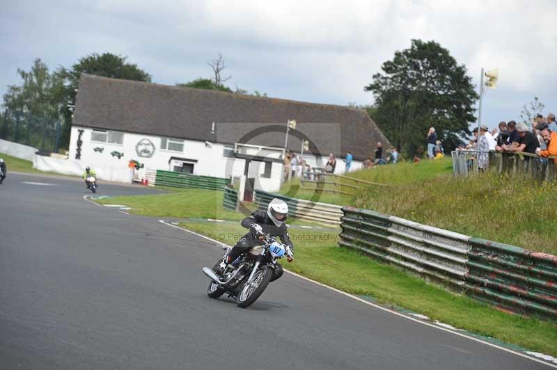 Mallory park Leicestershire;Mallory park photographs;Motorcycle action photographs;classic bikes;event digital images;eventdigitalimages;mallory park;no limits trackday;peter wileman photography;vintage bikes;vintage motorcycles;vmcc festival 1000 bikes