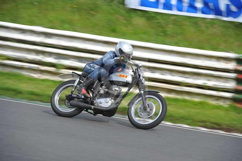 Mallory park Leicestershire;Mallory park photographs;Motorcycle action photographs;classic bikes;event digital images;eventdigitalimages;mallory park;no limits trackday;peter wileman photography;vintage bikes;vintage motorcycles;vmcc festival 1000 bikes