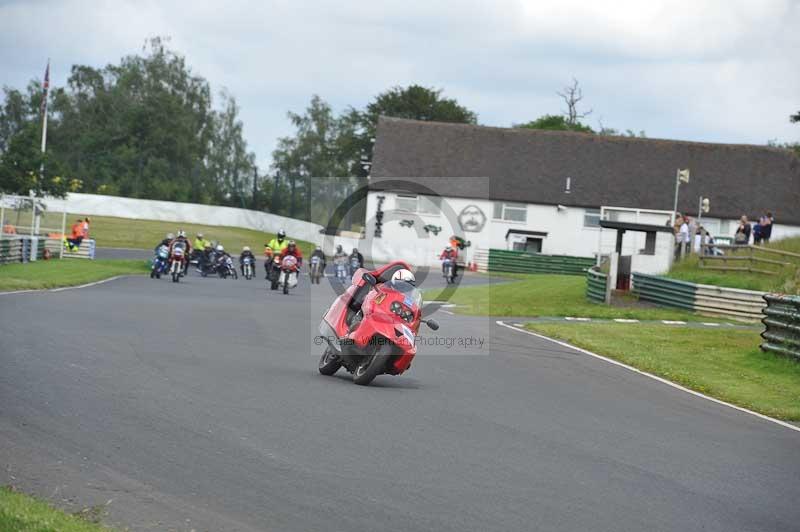 Mallory park Leicestershire;Mallory park photographs;Motorcycle action photographs;classic bikes;event digital images;eventdigitalimages;mallory park;no limits trackday;peter wileman photography;vintage bikes;vintage motorcycles;vmcc festival 1000 bikes