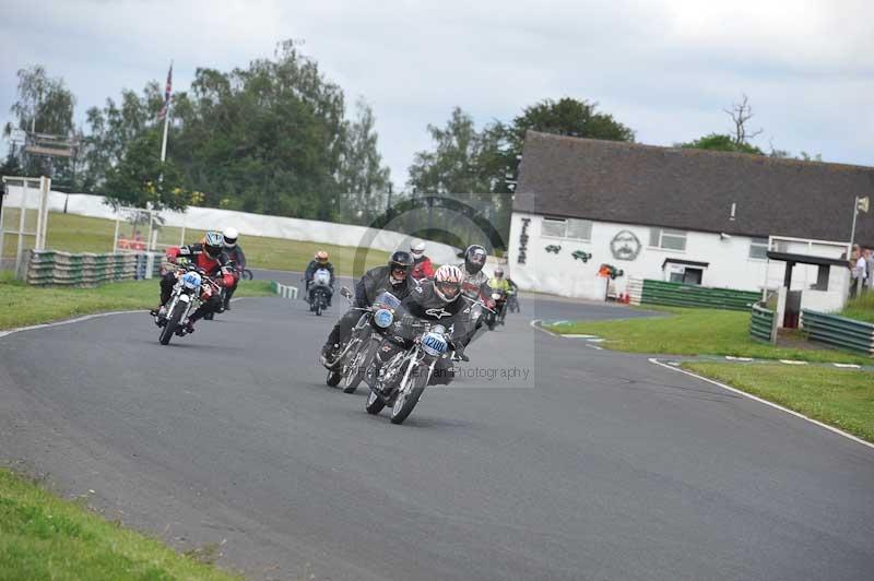 Mallory park Leicestershire;Mallory park photographs;Motorcycle action photographs;classic bikes;event digital images;eventdigitalimages;mallory park;no limits trackday;peter wileman photography;vintage bikes;vintage motorcycles;vmcc festival 1000 bikes