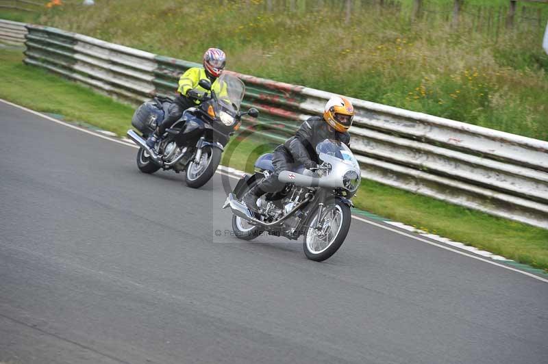 Mallory park Leicestershire;Mallory park photographs;Motorcycle action photographs;classic bikes;event digital images;eventdigitalimages;mallory park;no limits trackday;peter wileman photography;vintage bikes;vintage motorcycles;vmcc festival 1000 bikes