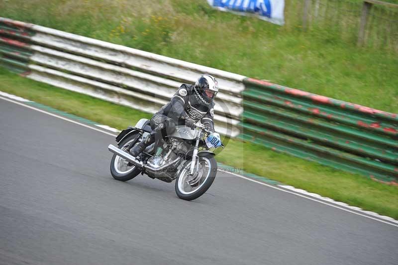 Mallory park Leicestershire;Mallory park photographs;Motorcycle action photographs;classic bikes;event digital images;eventdigitalimages;mallory park;no limits trackday;peter wileman photography;vintage bikes;vintage motorcycles;vmcc festival 1000 bikes