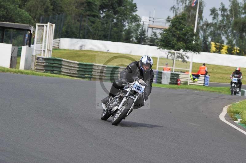 Mallory park Leicestershire;Mallory park photographs;Motorcycle action photographs;classic bikes;event digital images;eventdigitalimages;mallory park;no limits trackday;peter wileman photography;vintage bikes;vintage motorcycles;vmcc festival 1000 bikes