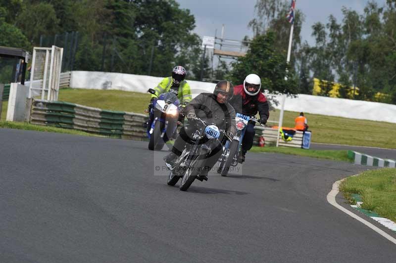 Mallory park Leicestershire;Mallory park photographs;Motorcycle action photographs;classic bikes;event digital images;eventdigitalimages;mallory park;no limits trackday;peter wileman photography;vintage bikes;vintage motorcycles;vmcc festival 1000 bikes