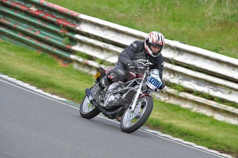 Mallory park Leicestershire;Mallory park photographs;Motorcycle action photographs;classic bikes;event digital images;eventdigitalimages;mallory park;no limits trackday;peter wileman photography;vintage bikes;vintage motorcycles;vmcc festival 1000 bikes