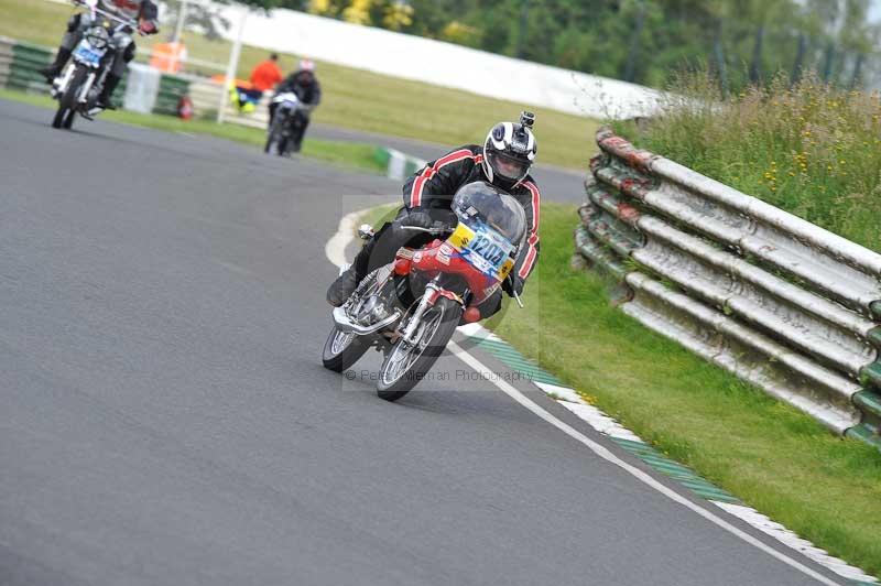 Mallory park Leicestershire;Mallory park photographs;Motorcycle action photographs;classic bikes;event digital images;eventdigitalimages;mallory park;no limits trackday;peter wileman photography;vintage bikes;vintage motorcycles;vmcc festival 1000 bikes