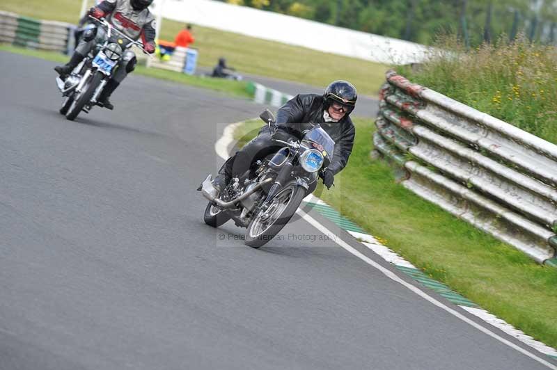 Mallory park Leicestershire;Mallory park photographs;Motorcycle action photographs;classic bikes;event digital images;eventdigitalimages;mallory park;no limits trackday;peter wileman photography;vintage bikes;vintage motorcycles;vmcc festival 1000 bikes