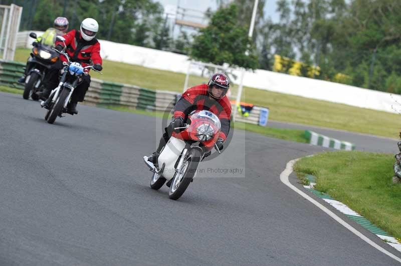 Mallory park Leicestershire;Mallory park photographs;Motorcycle action photographs;classic bikes;event digital images;eventdigitalimages;mallory park;no limits trackday;peter wileman photography;vintage bikes;vintage motorcycles;vmcc festival 1000 bikes