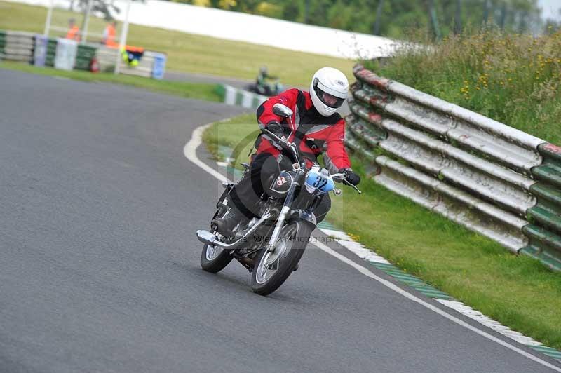 Mallory park Leicestershire;Mallory park photographs;Motorcycle action photographs;classic bikes;event digital images;eventdigitalimages;mallory park;no limits trackday;peter wileman photography;vintage bikes;vintage motorcycles;vmcc festival 1000 bikes