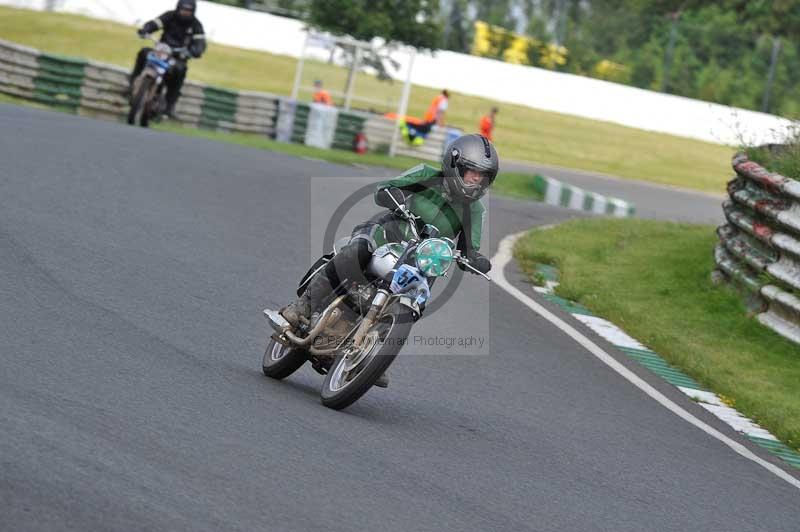 Mallory park Leicestershire;Mallory park photographs;Motorcycle action photographs;classic bikes;event digital images;eventdigitalimages;mallory park;no limits trackday;peter wileman photography;vintage bikes;vintage motorcycles;vmcc festival 1000 bikes