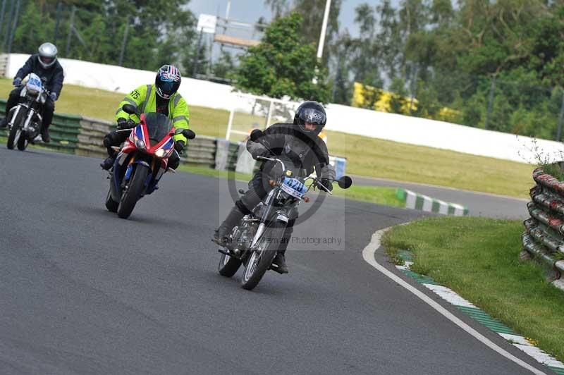 Mallory park Leicestershire;Mallory park photographs;Motorcycle action photographs;classic bikes;event digital images;eventdigitalimages;mallory park;no limits trackday;peter wileman photography;vintage bikes;vintage motorcycles;vmcc festival 1000 bikes