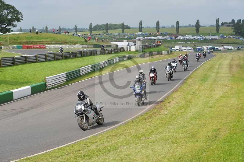 Mallory park Leicestershire;Mallory park photographs;Motorcycle action photographs;classic bikes;event digital images;eventdigitalimages;mallory park;no limits trackday;peter wileman photography;vintage bikes;vintage motorcycles;vmcc festival 1000 bikes