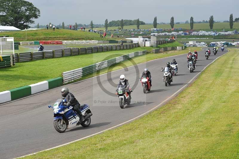 Mallory park Leicestershire;Mallory park photographs;Motorcycle action photographs;classic bikes;event digital images;eventdigitalimages;mallory park;no limits trackday;peter wileman photography;vintage bikes;vintage motorcycles;vmcc festival 1000 bikes