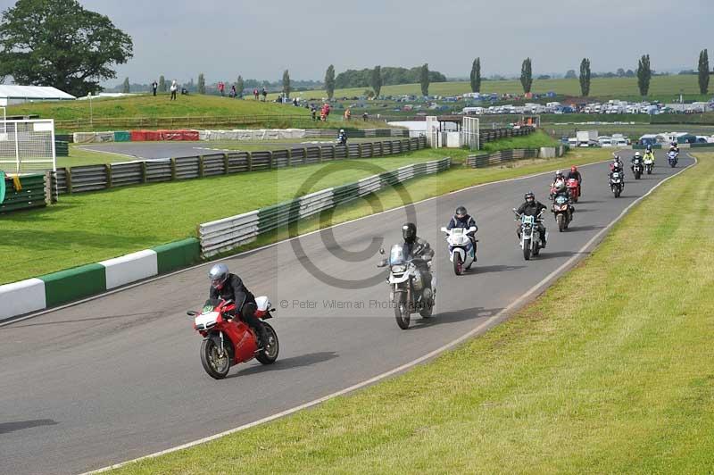 Mallory park Leicestershire;Mallory park photographs;Motorcycle action photographs;classic bikes;event digital images;eventdigitalimages;mallory park;no limits trackday;peter wileman photography;vintage bikes;vintage motorcycles;vmcc festival 1000 bikes