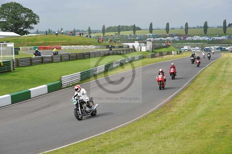 Mallory park Leicestershire;Mallory park photographs;Motorcycle action photographs;classic bikes;event digital images;eventdigitalimages;mallory park;no limits trackday;peter wileman photography;vintage bikes;vintage motorcycles;vmcc festival 1000 bikes