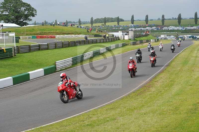 Mallory park Leicestershire;Mallory park photographs;Motorcycle action photographs;classic bikes;event digital images;eventdigitalimages;mallory park;no limits trackday;peter wileman photography;vintage bikes;vintage motorcycles;vmcc festival 1000 bikes