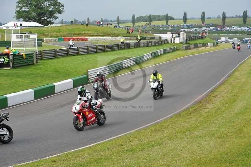 Mallory park Leicestershire;Mallory park photographs;Motorcycle action photographs;classic bikes;event digital images;eventdigitalimages;mallory park;no limits trackday;peter wileman photography;vintage bikes;vintage motorcycles;vmcc festival 1000 bikes