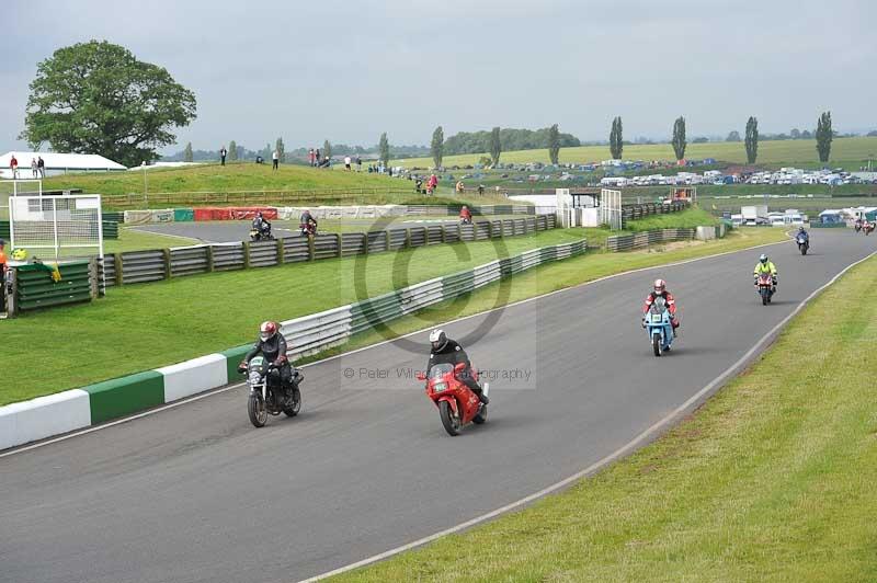 Mallory park Leicestershire;Mallory park photographs;Motorcycle action photographs;classic bikes;event digital images;eventdigitalimages;mallory park;no limits trackday;peter wileman photography;vintage bikes;vintage motorcycles;vmcc festival 1000 bikes