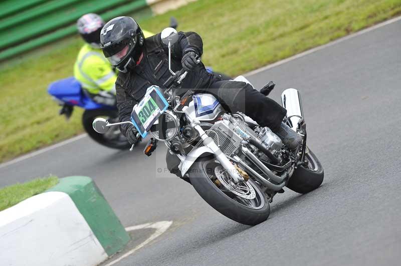 Mallory park Leicestershire;Mallory park photographs;Motorcycle action photographs;classic bikes;event digital images;eventdigitalimages;mallory park;no limits trackday;peter wileman photography;vintage bikes;vintage motorcycles;vmcc festival 1000 bikes