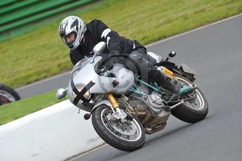 Mallory park Leicestershire;Mallory park photographs;Motorcycle action photographs;classic bikes;event digital images;eventdigitalimages;mallory park;no limits trackday;peter wileman photography;vintage bikes;vintage motorcycles;vmcc festival 1000 bikes