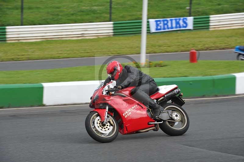 Mallory park Leicestershire;Mallory park photographs;Motorcycle action photographs;classic bikes;event digital images;eventdigitalimages;mallory park;no limits trackday;peter wileman photography;vintage bikes;vintage motorcycles;vmcc festival 1000 bikes