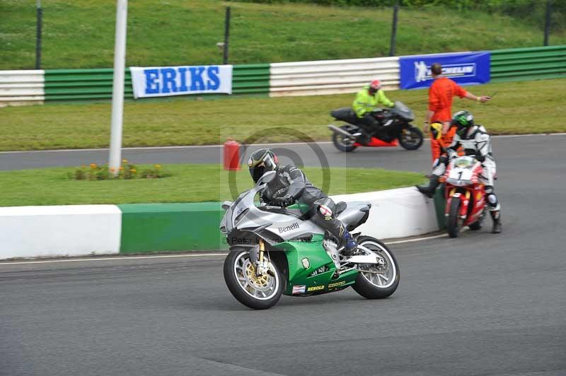 Mallory park Leicestershire;Mallory park photographs;Motorcycle action photographs;classic bikes;event digital images;eventdigitalimages;mallory park;no limits trackday;peter wileman photography;vintage bikes;vintage motorcycles;vmcc festival 1000 bikes