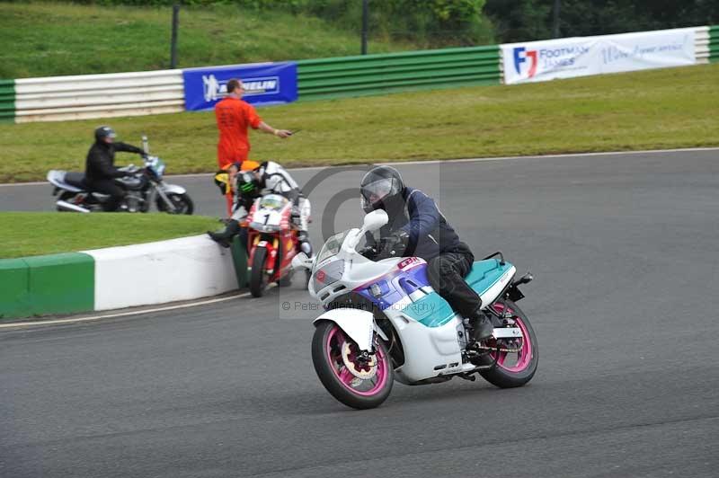 Mallory park Leicestershire;Mallory park photographs;Motorcycle action photographs;classic bikes;event digital images;eventdigitalimages;mallory park;no limits trackday;peter wileman photography;vintage bikes;vintage motorcycles;vmcc festival 1000 bikes