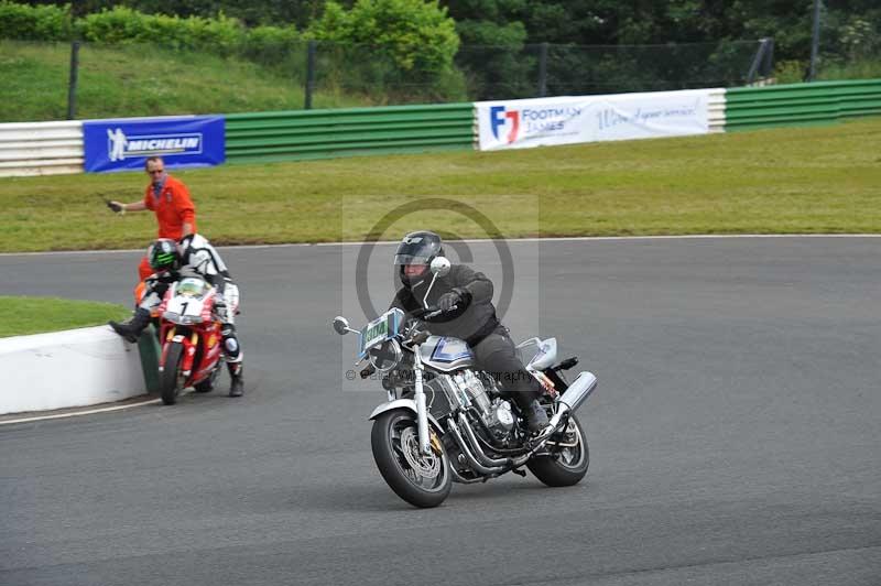 Mallory park Leicestershire;Mallory park photographs;Motorcycle action photographs;classic bikes;event digital images;eventdigitalimages;mallory park;no limits trackday;peter wileman photography;vintage bikes;vintage motorcycles;vmcc festival 1000 bikes