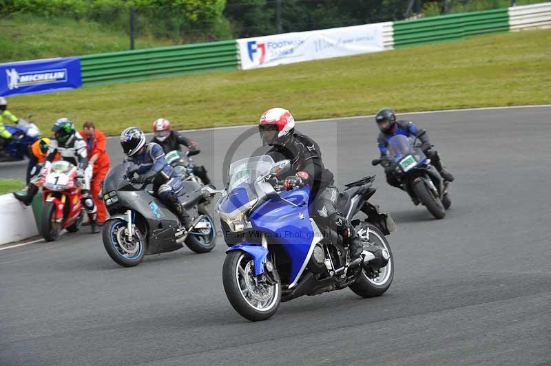 Mallory park Leicestershire;Mallory park photographs;Motorcycle action photographs;classic bikes;event digital images;eventdigitalimages;mallory park;no limits trackday;peter wileman photography;vintage bikes;vintage motorcycles;vmcc festival 1000 bikes