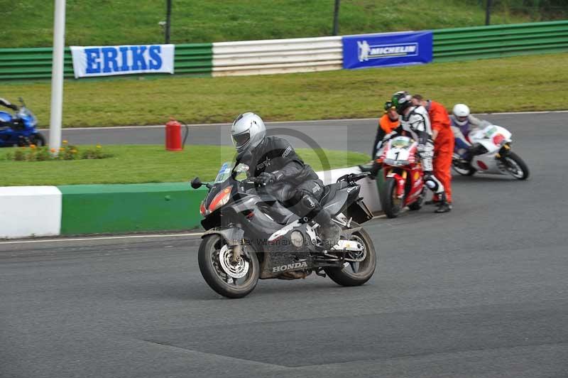 Mallory park Leicestershire;Mallory park photographs;Motorcycle action photographs;classic bikes;event digital images;eventdigitalimages;mallory park;no limits trackday;peter wileman photography;vintage bikes;vintage motorcycles;vmcc festival 1000 bikes