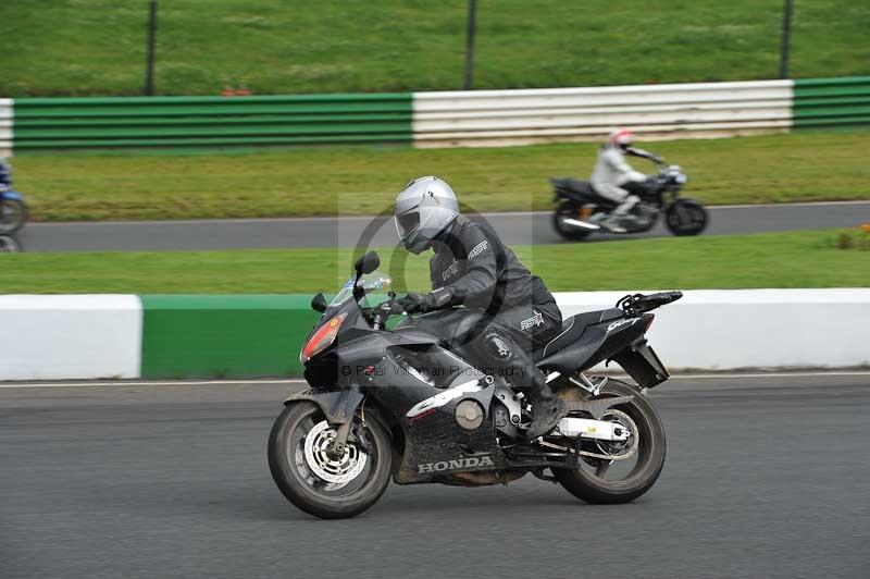 Mallory park Leicestershire;Mallory park photographs;Motorcycle action photographs;classic bikes;event digital images;eventdigitalimages;mallory park;no limits trackday;peter wileman photography;vintage bikes;vintage motorcycles;vmcc festival 1000 bikes