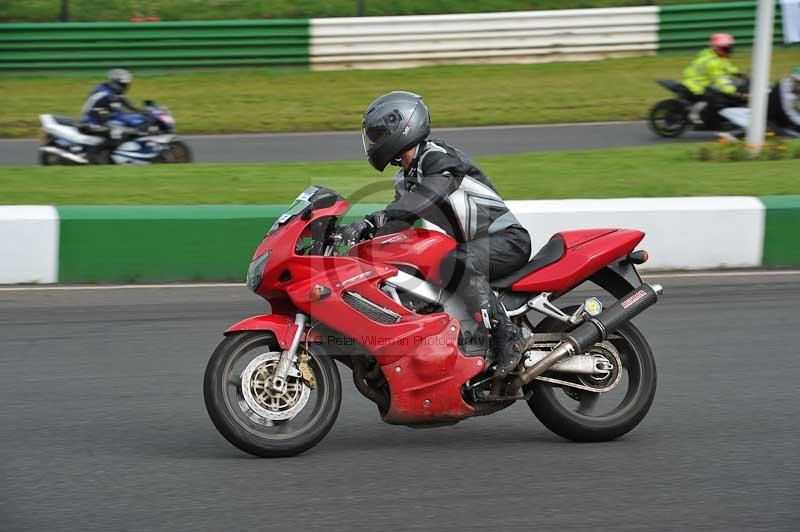 Mallory park Leicestershire;Mallory park photographs;Motorcycle action photographs;classic bikes;event digital images;eventdigitalimages;mallory park;no limits trackday;peter wileman photography;vintage bikes;vintage motorcycles;vmcc festival 1000 bikes