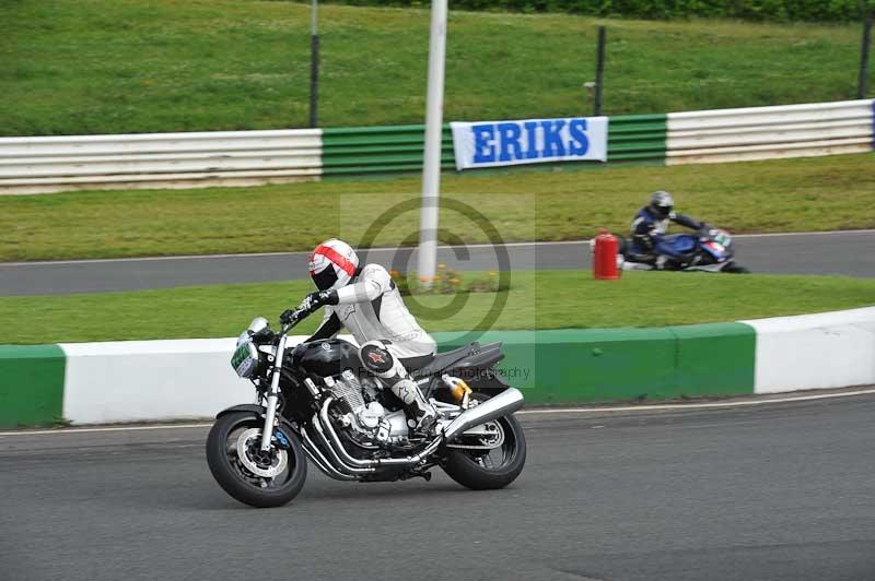 Mallory park Leicestershire;Mallory park photographs;Motorcycle action photographs;classic bikes;event digital images;eventdigitalimages;mallory park;no limits trackday;peter wileman photography;vintage bikes;vintage motorcycles;vmcc festival 1000 bikes