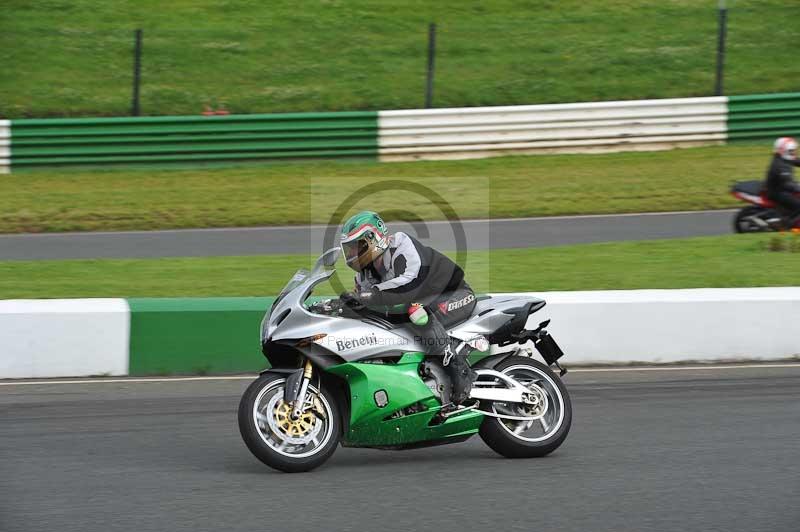 Mallory park Leicestershire;Mallory park photographs;Motorcycle action photographs;classic bikes;event digital images;eventdigitalimages;mallory park;no limits trackday;peter wileman photography;vintage bikes;vintage motorcycles;vmcc festival 1000 bikes