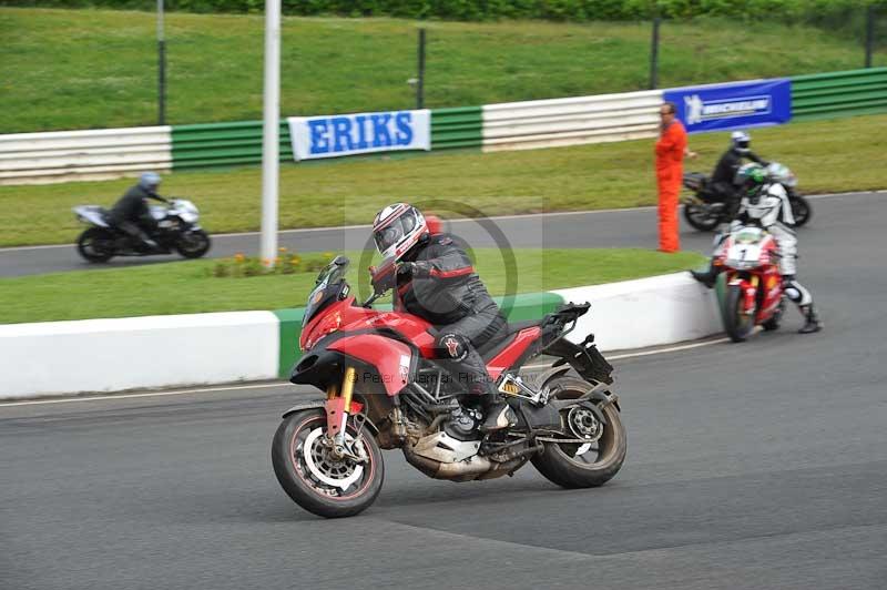 Mallory park Leicestershire;Mallory park photographs;Motorcycle action photographs;classic bikes;event digital images;eventdigitalimages;mallory park;no limits trackday;peter wileman photography;vintage bikes;vintage motorcycles;vmcc festival 1000 bikes